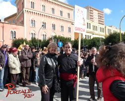 mandorlo in fiore con guida turistica